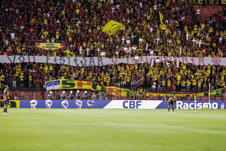 Torcida do Sport provoca Santa Cruz após eliminação na Série D