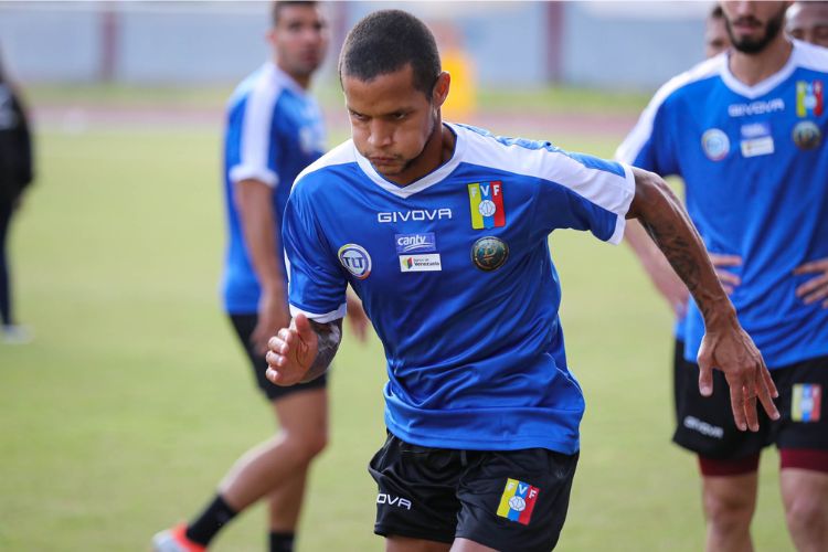 Lateral durante treinamento da seleção venezuelana em 2021 