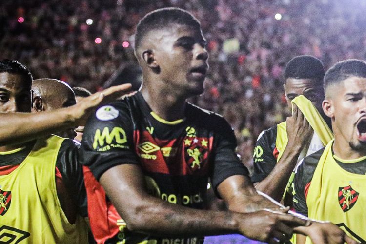 Volante comemorando gol marcado diante do ABC na Ilha do Retiro