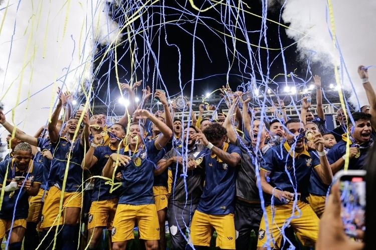 Fênix tomou virada, mas empatou e venceu nos pênaltis