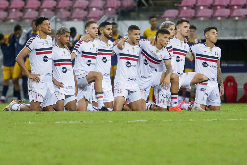 Santa conseguiu virar o jogo, mas acabou cedendo empate e perdendo a decisão nos pênaltis