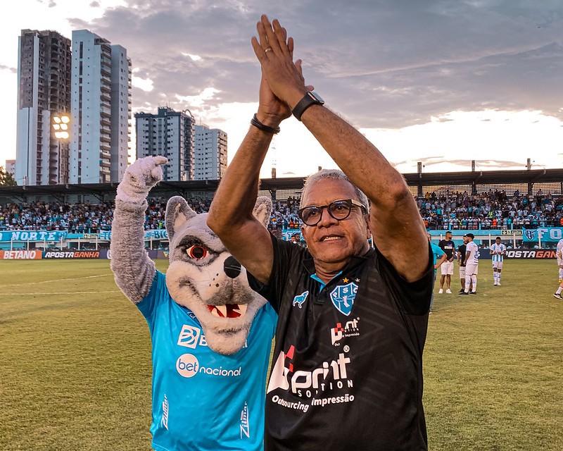 Hélio dos Anjos não escondeu a relação ruim que tem com o presidente do Náutico