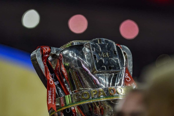 Troféu da Copa do Brasil na final de 2022 entre Flamengo e Corinthians, no Maracanã