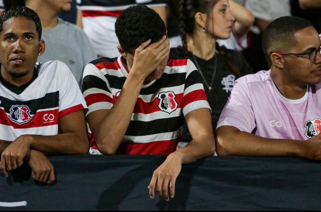 Torcedor do Santa Cruz sofre com a crise do clube