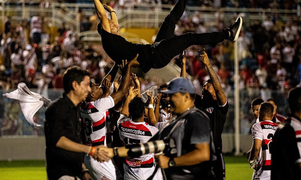 Jogadores do Ferroviário comemoraram bastante o acesso para a Terceira Divisão