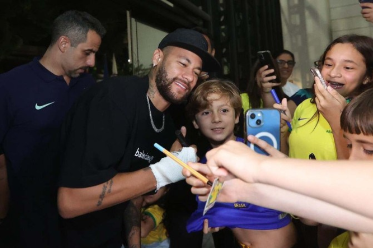 Neymar deu autógrafos na porta do hotel e posou parafotos com os fãs em Belém