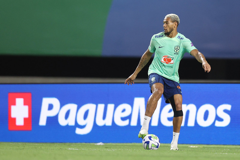 Joelinton vive bom momento jogando pelo Newcastle