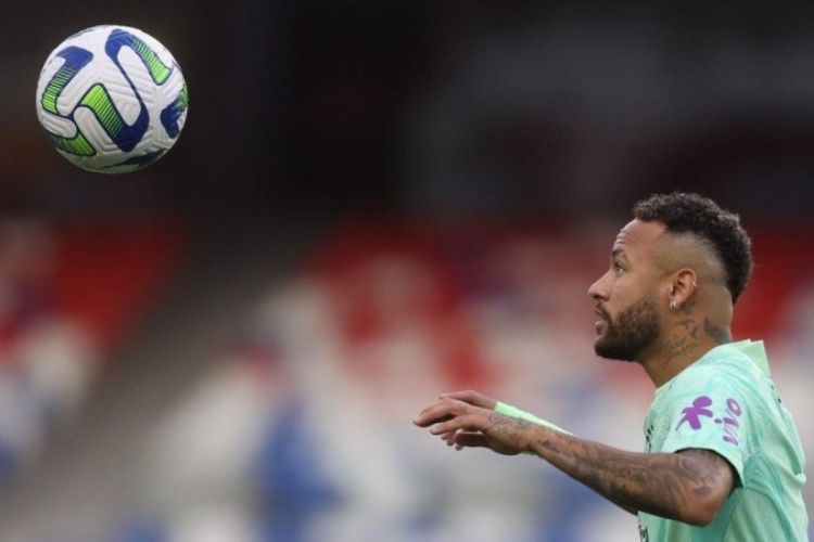 Neymar trata a bola com carinho na véspera de um jogo importante para a carreira dele na Seleção