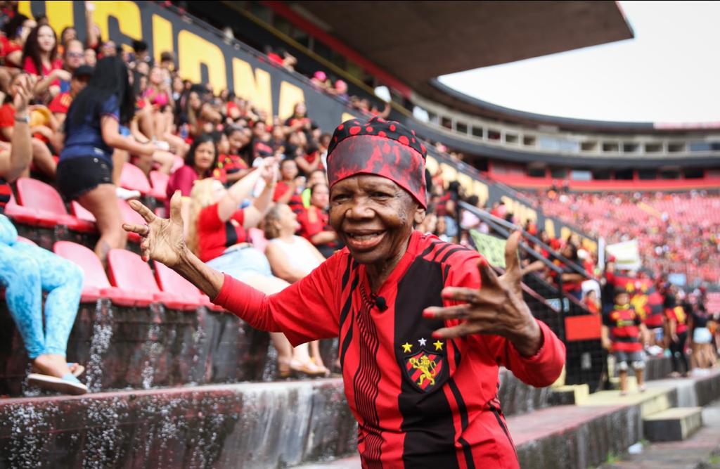 Dona Maria, esbanjando alegria, no jogo do Sport contra o Botafogo-SP, em maio deste ano, na Ilha do Retiro