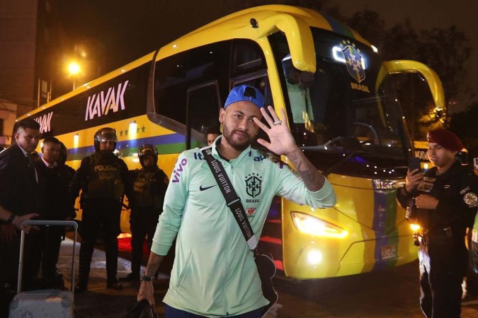 Neymar desembarcou em Lima, no Peru: o próximo adversário só sofreu menos gols do atacante do que o Japão