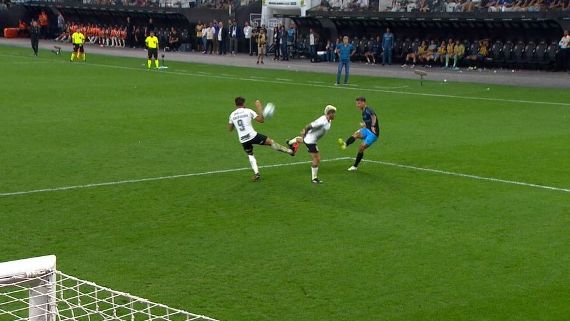 Não marcação de pênalti no final do jogo foi crucial para o empate do jogo em 4x4
