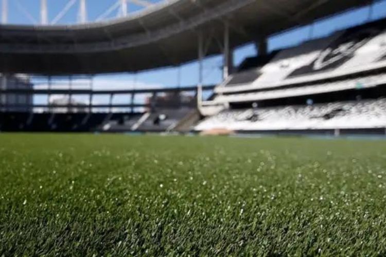 No futebol profissional do Brasil, apenas Athletico, Botafogo e palmeiras utilizam gramado sintético