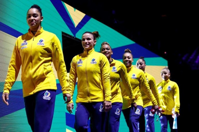 Seleção brasileira posa antes de disputar a final feminina por equipes do 52º Campeonato Mundial de Ginástica Artística