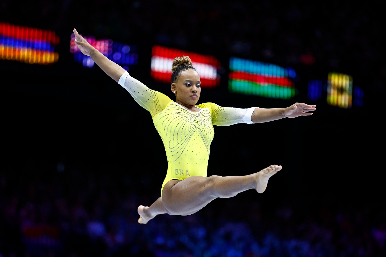 Rebeca ainda volta aos palcos neste domingo para a disputa das finais do solo, ao lado da compatriota Flávia Saraiva e de Simone Biles