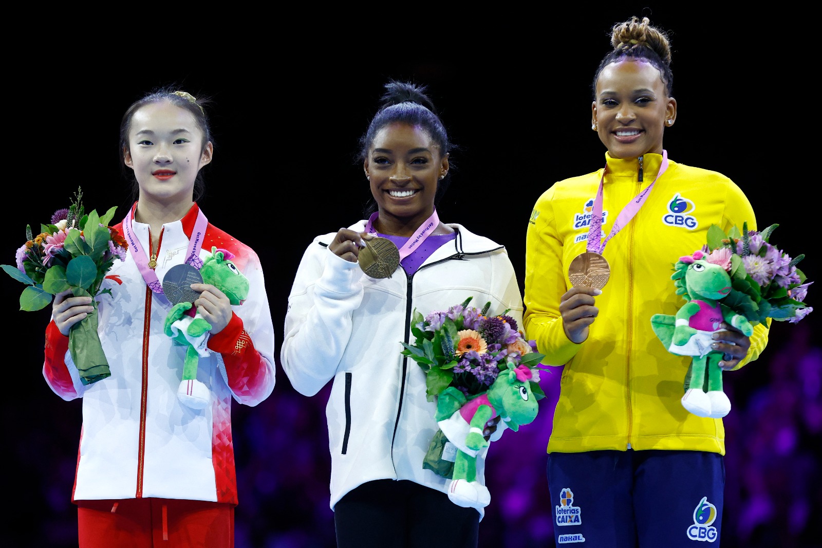 Rebeca ficou atrás de Simone Biles e da chinesa Zhou Yaqin