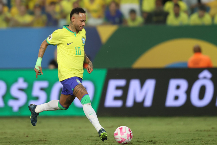 Neymar é atingido por saco de pipoca e se irrita com torcedores