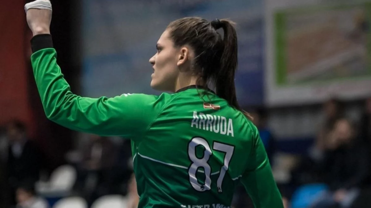 Renata Arruda ajudando a manter a hegemonia brasileira no handebol