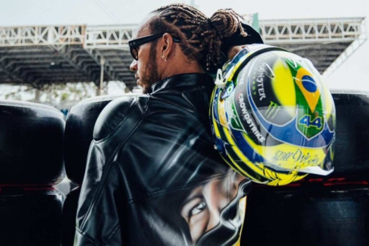 Lewis Hamilton usa jaqueta com rosto de Ayrton Senna