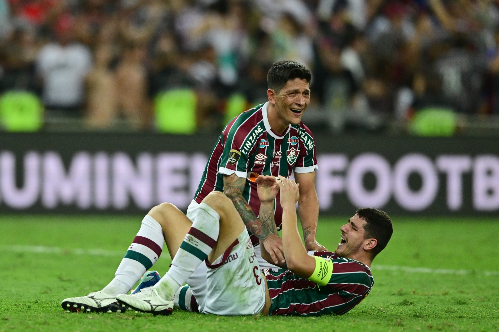 Nino, com braçadeira de capitão, comemora título ao lado do artilheiro Cano