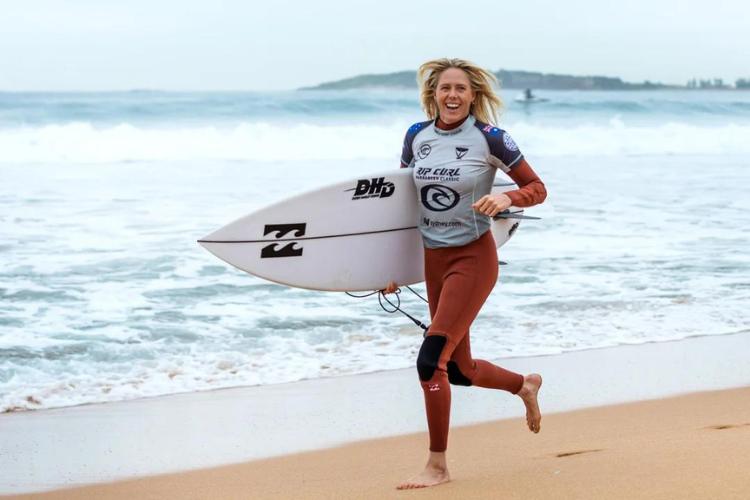 A australiana Laura Enever bateu o recorde feminino da onda mais alta