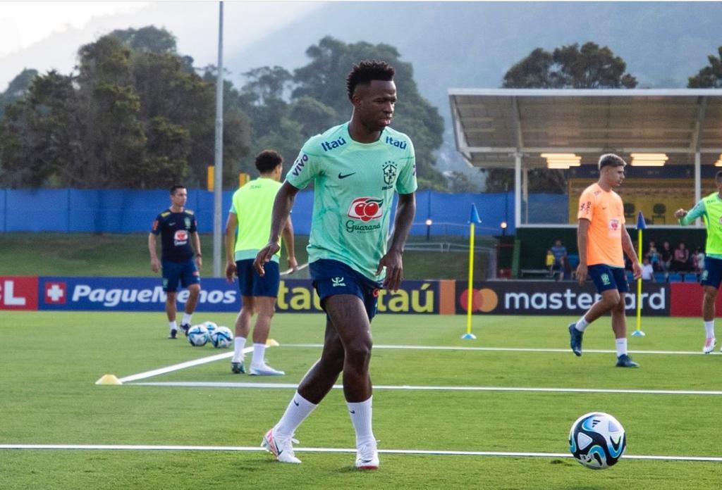 Vinicius Junior será titular no ataque brasileiro 
