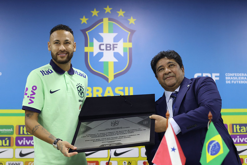 Neymar recebeu homenagem da CBF recentemente pela quantidade de gols marcados pelo Brasil 