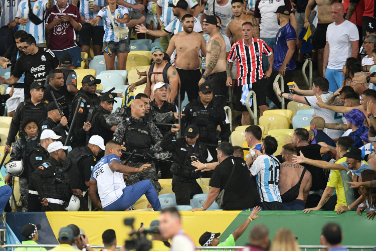 Torcedores argentinos entram em confronto com a polícia brasileira antes do início da partida de futebol