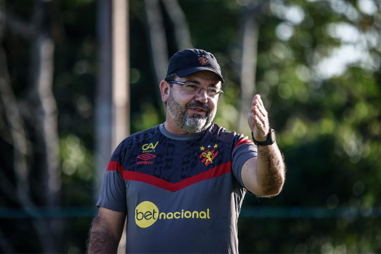 Enderson foi desligado do Sport no último domingo (19)