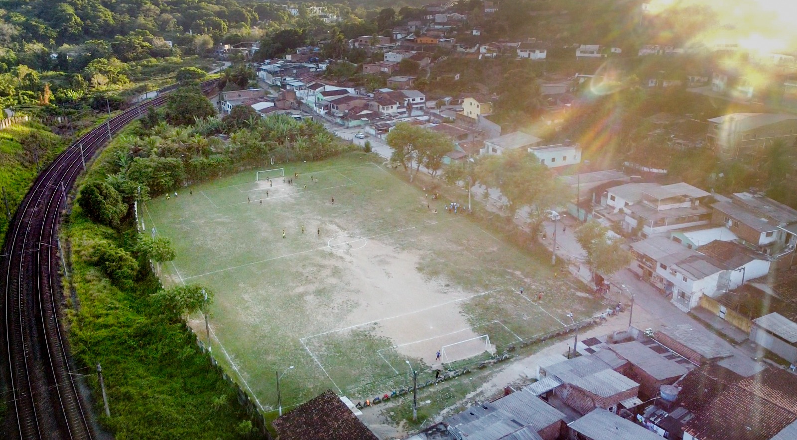 Campo de terra e grama é o sonho de jovens e crianças