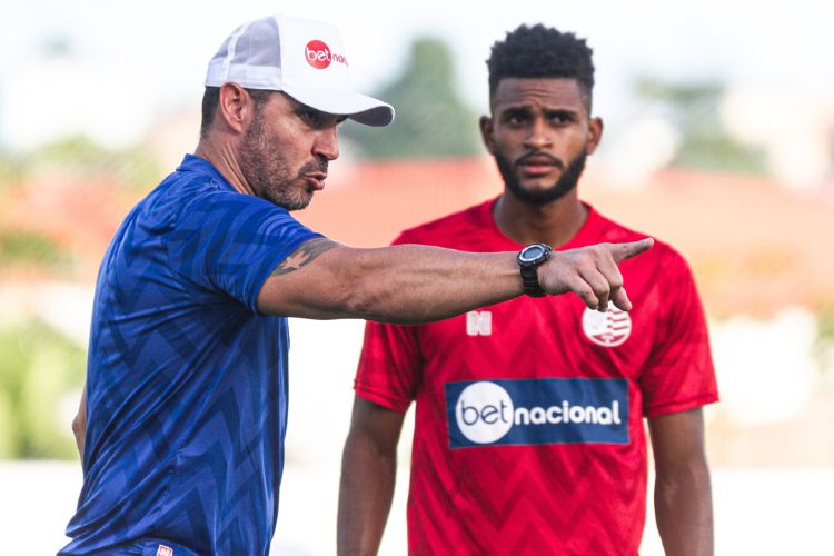 Técnico Allan Aal ao lado do zagueiro Guilherme Matos