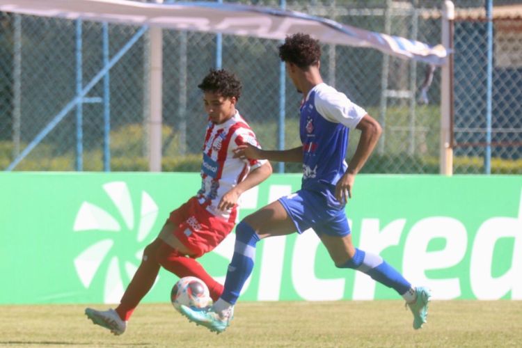 Timbu sofreu um gol em cada etapa do jogo