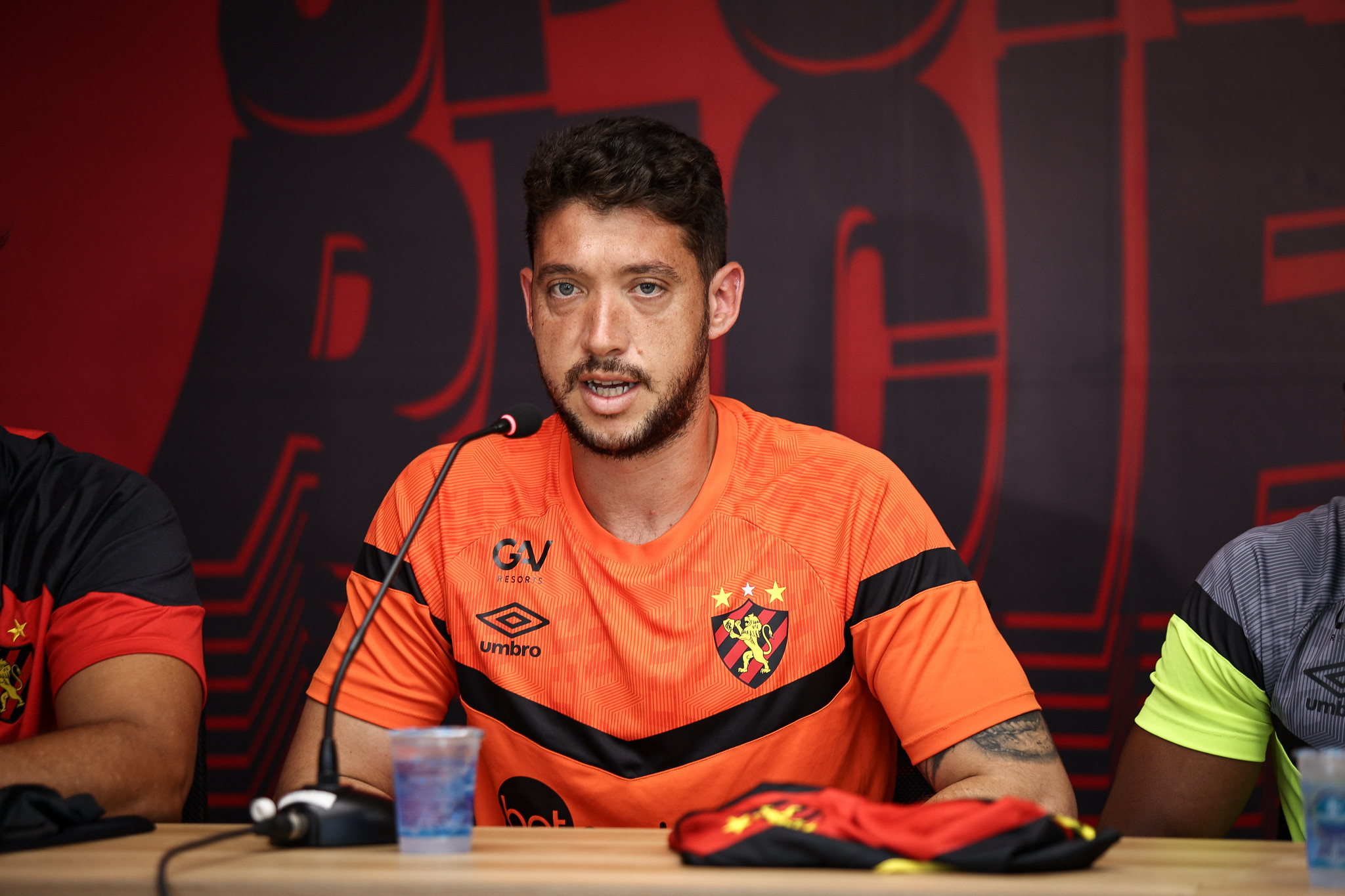 Goleiro Caíque França foi apresentado pelo Sport
