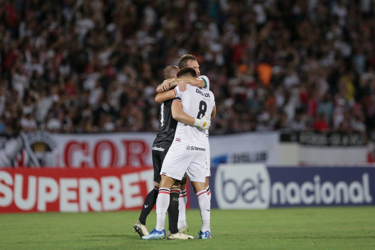 Jogadores abraçaram o goleiro André Luiz no final da partida