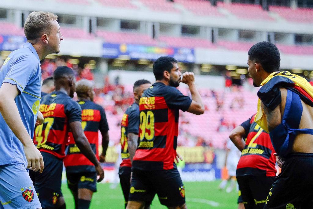 Zé Roberto comemora seu primeiro gol com a camisa do Sport, contra o Petrolina