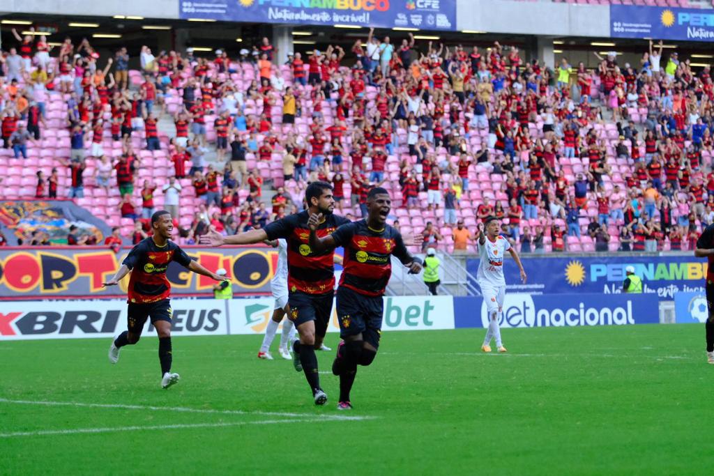 Fábio Matheus e Zé Roberto comemoram gol de pênalti do Sport contra o Petrolina