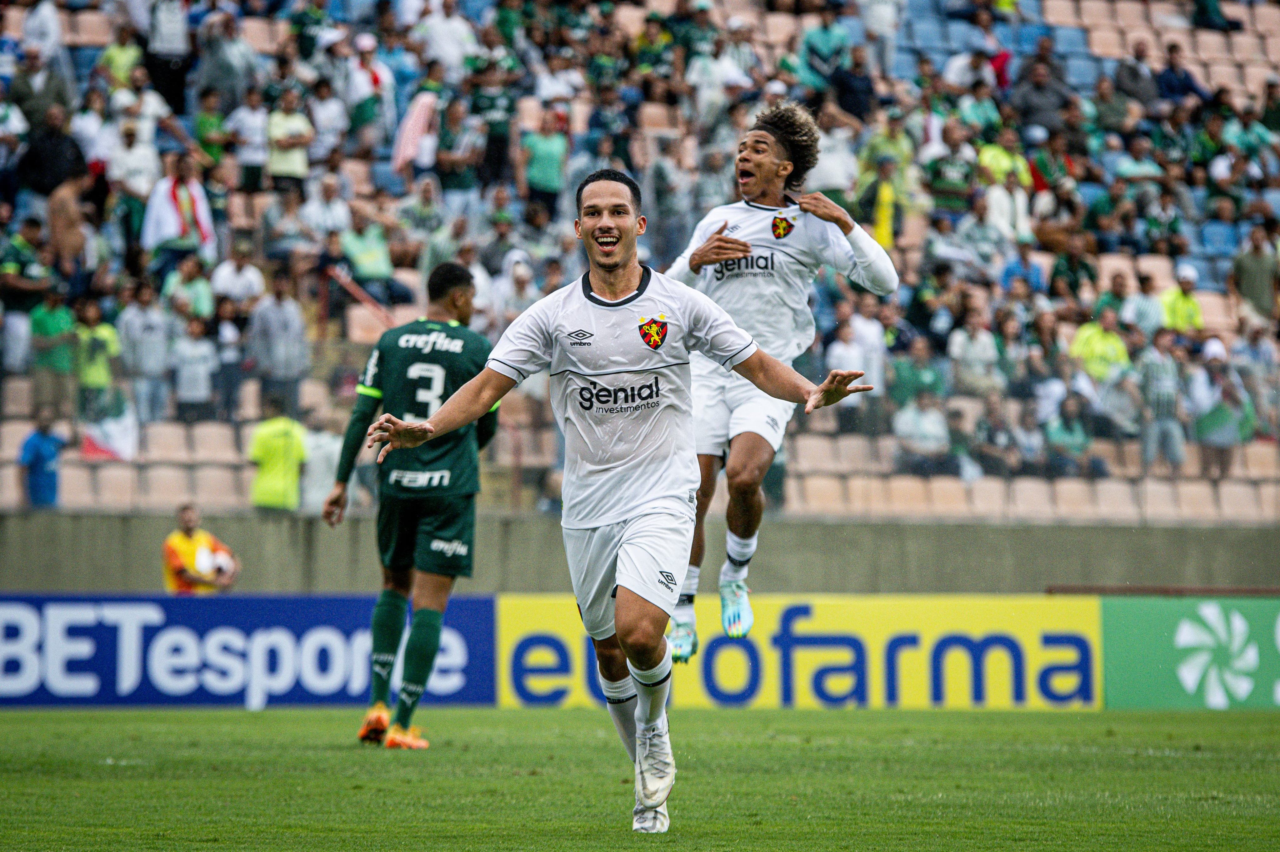 Atacante Marcelo Henrique marcou um golaço de cobertura, abrindo o placar para o Sport