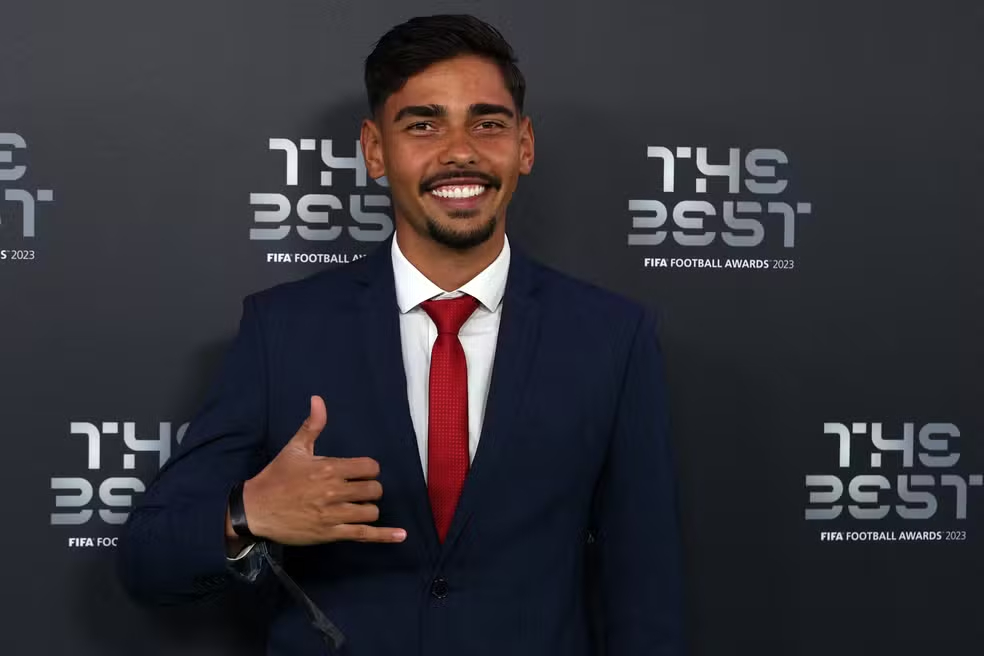 Madruga é o terceiro brasileiro a vencer o Prêmio Puskás. Neymar e Wendell Lira foram os outros