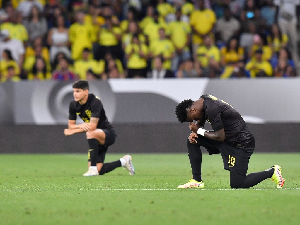 Jogadores fazem um minuto de silêncio antes de Brasil x Guiné em protesto contra o racismo