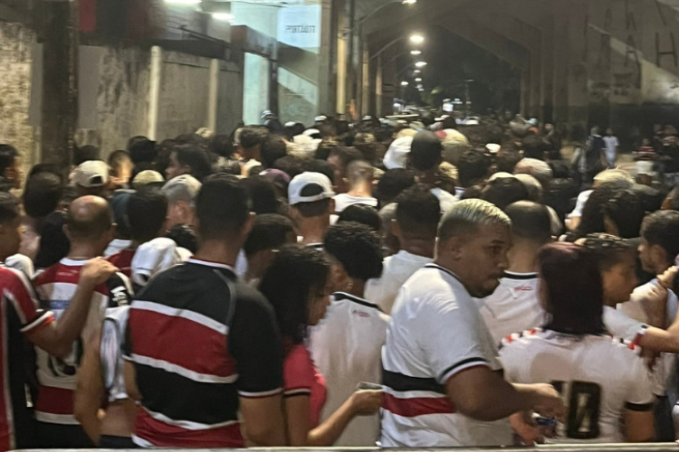 Torcedores sofrem com enormes filas para entrar no est&aacute;dio/Reprodu&ccedil;&atilde;o