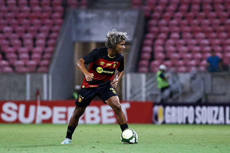 Pedro Lima fez sua estreia no profissional do Sport na vitória por 2x0 contra o Afogados