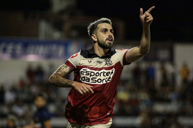 Centroavante comemora do Santa Cruz gol diante do Porto