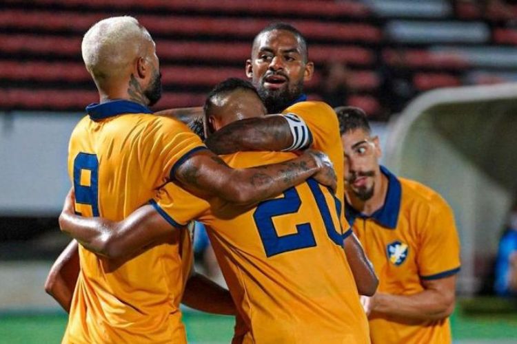 Jogadores do Retrô comemoram gol da vitória