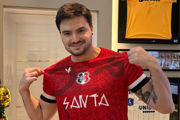 Felipe Neto utilizando uma camisa do Santa Cruz