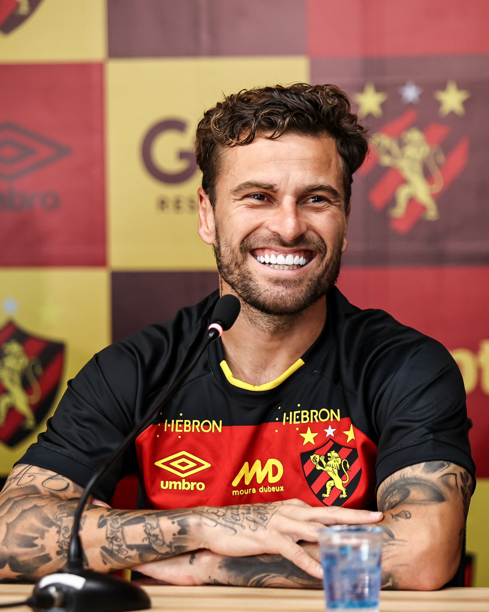 Lucas Lima sorridente durante sua apresentação no Sport