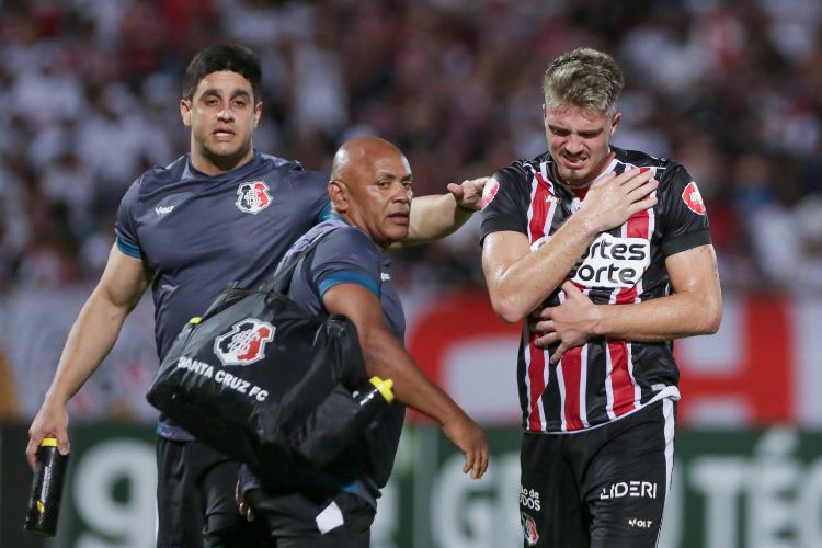 Matheus Melo deixa o campo sentindo dores no ombro