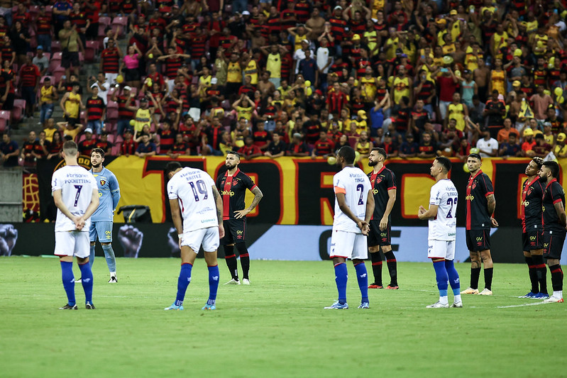 Jogadores de Sport e Fortaleza durante duelo da Copa do Nordeste