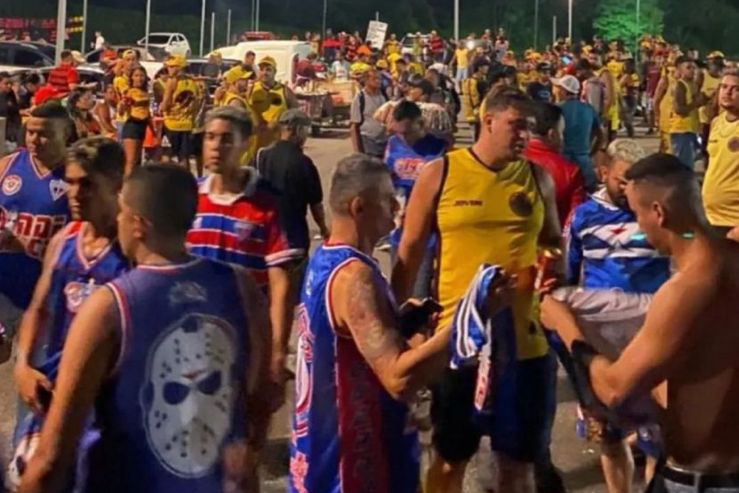 Membros das organizadas do Sport e Fortaleza se confraternizando antes da partida pela Copa do Nordeste