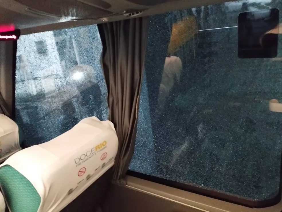 Ônibus do Fluminense foi atingido por pedras ao chegar no Nilton Santos, em 2022
