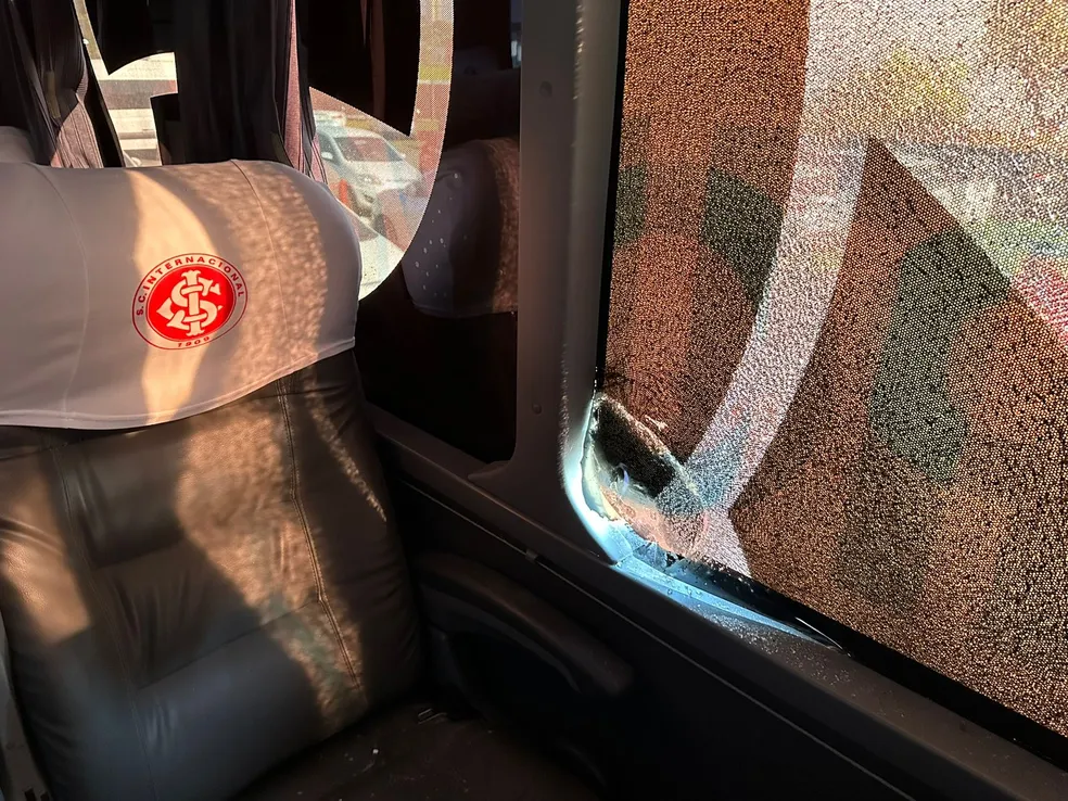 Ônibus do Internacional é atingido por pedras jogadas pela própria torcida colorada, em 2023