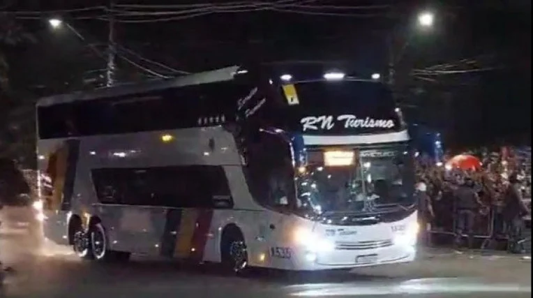 Ônibus do Corinthians é apedrejado na chegada ao Morumbi, em 2023